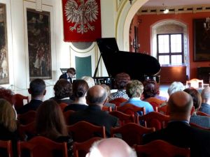 Zebranie rozpoczęło się tradycyjnie minirecitalem fortepianowym. Solistą był Grzegorz Niemczuk, jeden ze szczególnie wyróżniających się w ostatnich latach młodych polskich pianistów.